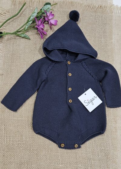 Pelele punto para bebé con capucha incorporada color Carbón. Sigar