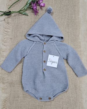 Pelele punto bobo con capucha color gris. Sigar