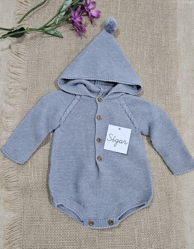 Pelele punto bobo con capucha color gris. Sigar