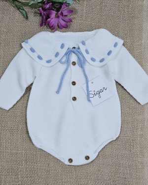 Pelele punto bobo para bebé color blanco con ribete y cordón color azul cielo. Sigar.