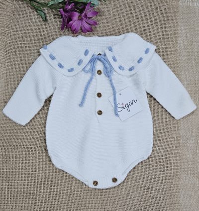 Pelele punto bobo para bebé color blanco con ribete y cordón color azul cielo. Sigar.