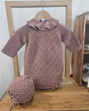 Pelele mas capota punto para bebé color vino marca Solita.