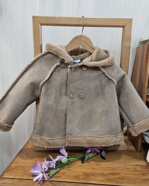 Chaqueta pelliza color Nuez de Mac Ilusión con capucha forrada pelito.
