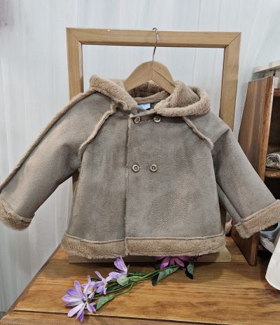 Chaqueta pelliza color Nuez de Mac Ilusión con capucha forrada pelito.