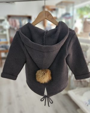 Chaqueta punto pompón pelo gris marengo. Sigar.
