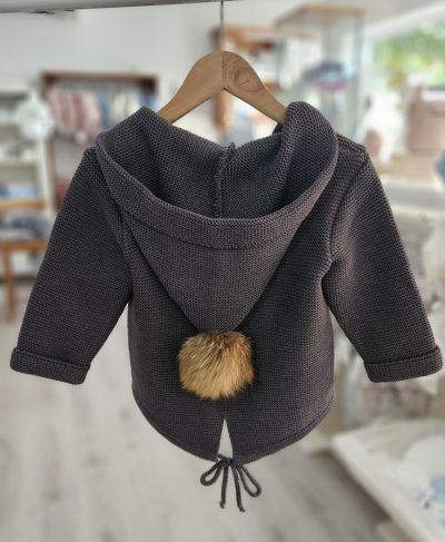 Chaqueta punto pompón pelo gris marengo. Sigar.