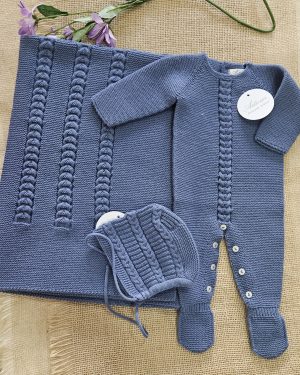 Conjunto Mantita más pelele con capota ochos azulón. Artinsa