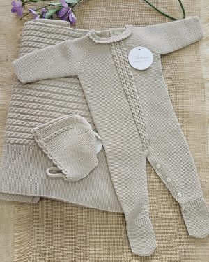 Conjunto mantita toquilla mas pelele enterizo con capota beig. Artinsa