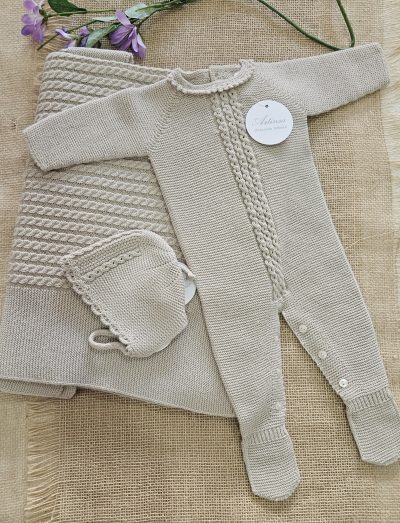 Conjunto mantita toquilla mas pelele enterizo con capota beig. Artinsa