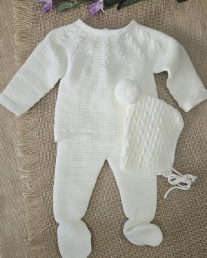 Conjunto punto polainas para bebé color crudo con capota. Popys