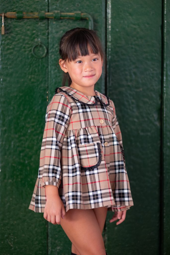 Jesusito para niña marca Mon Petit. estampado cuadros burberry