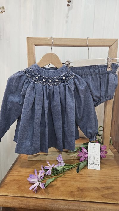 Jesusito dos piezas color azul tejano bordado en crudo. Tartaleta. punto smock