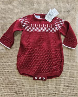 Pelele punto unisex para bebé greca navideña color burdeos. Mac Ilusión