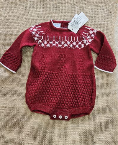 Pelele punto unisex para bebé greca navideña color burdeos. Mac Ilusión