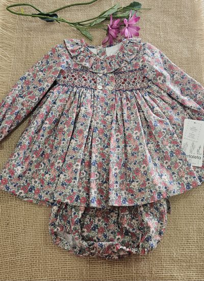 Jesusito para niña dos piezas liberty colores azulón y granate. Punto smock. Tartaleta