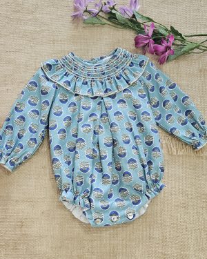 Pelele estampado para bebé cuello volante. Popys