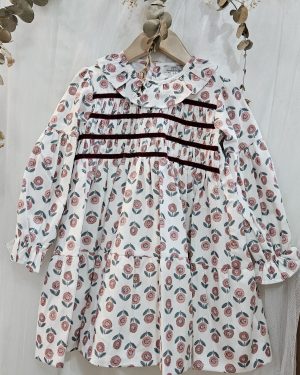 Vestido niña estampado flores rosa y burdeos. Popys