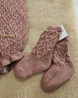 Patucos para bebés punto color vino Solita.