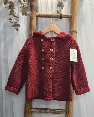Chaqueta punto con capucha borlón burdeos.