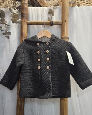 Chaqueta punto con capucha borlón gris carbón.