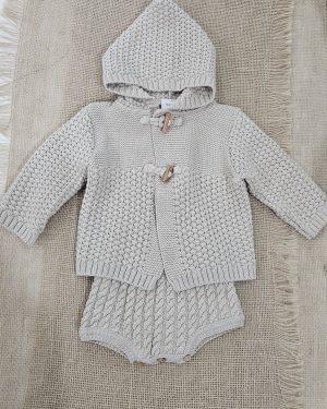 Conjunto punto para bebé 100% algodón, cubre más chaqueta tipo trenka color arena