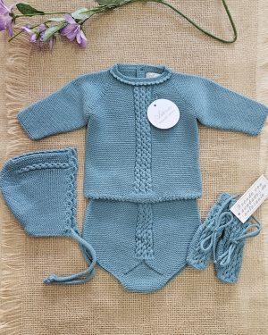 Conjunto punto para bebé Artinsa con capota y patucos a juego.- Petroleo.