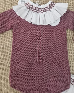 Cuello para bebé punto smock color berenjena