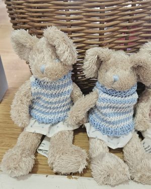 Osito peluche vestido con punto tela. Azul