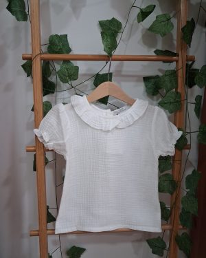 Camisa manga corta cuello volante blanco roto. Popys