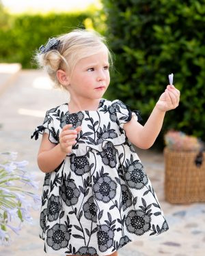 Jesusito para niña tejido bordado flores negra. José Varón