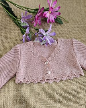 Chaqueta tipo bolero punto verano para bebé rosa maquillaje.