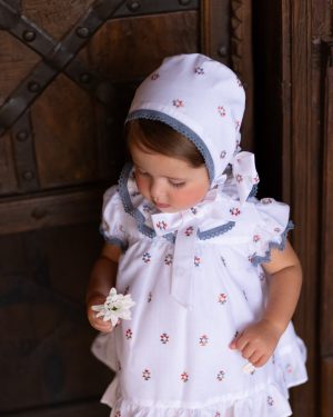 Jesusito niña con capota blanco bordado azulón y rojo. Cocote