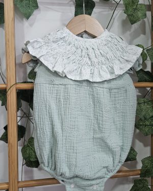 Pelele bebé perforado verde empolvado cuello volante.