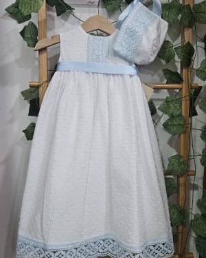 Batón para bebés plumeti blanco combinado con tiras bordadas azul claro.