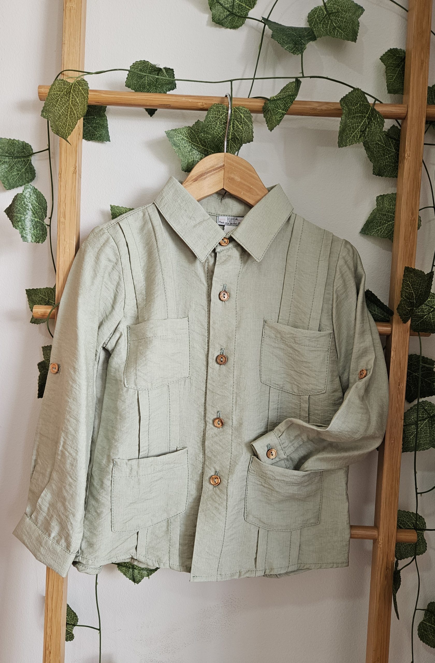 Guayabera niño verde cuello . Popys