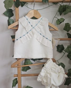 Conjunto para bebé dos piezas pasacintas. Canastilla