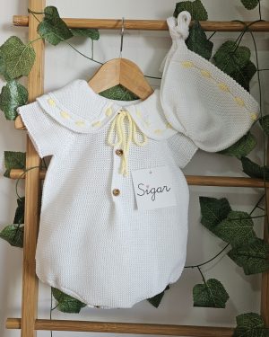 Pelele mas capota punto verano Sigar. Blanco amarillo.