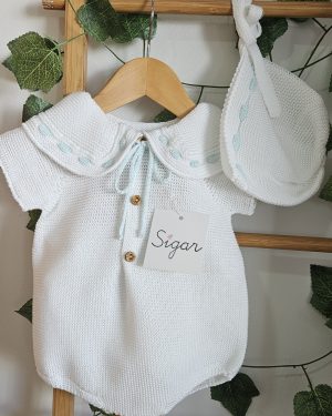 pelele punto con capota blanco ribete verde agua. Sigar