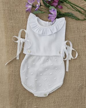 Pelele bebé punto blanco con pecherin tela. Popys