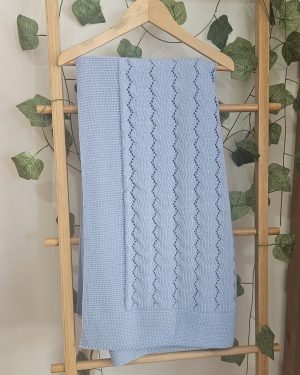 Toquilla mantita verano para bebé color azulado. Sardón