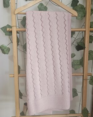 Toquilla mantita para bebé punto verano calado rosa maquillaje. Sardón