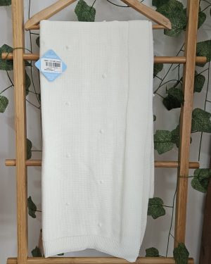 Toquilla manta verano para bebé lisa con pequeños bodoques color crudo. Sardón