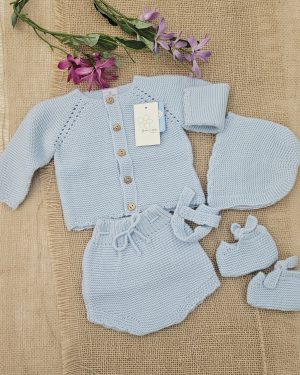 Conjunto punto para bebé marca Sardón, cubre, chaqueta, capota y patucos celeste