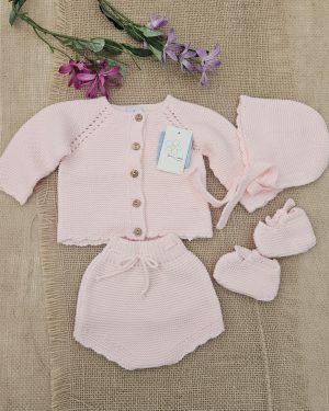 Conjunto punto para bebé marca Sardón, cubre, chaqueta, capota y patucos rosa bebé