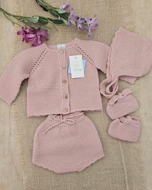 Conjunto punto para bebé marca Sardón, cubre, chaqueta, capota y patucos Rosa Maquilaje
