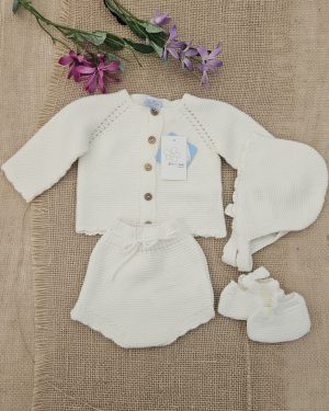 Conjunto punto para bebé marca Sardón, cubre, chaqueta, capota y patucos crudo