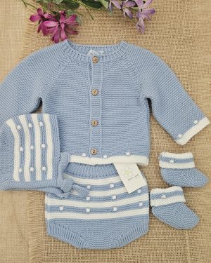 Conjunto punto para bebé con capota y patucos a juego azulón y blanco. Sardón