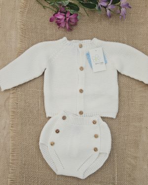 Conjunto para bebé dos piezas, cubre y chaqueta color crudo. Sardón