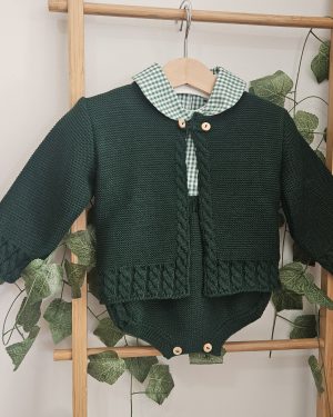Conjunto punto niño tipo tirolés verde botella punto bobo y trenzas. Sardón