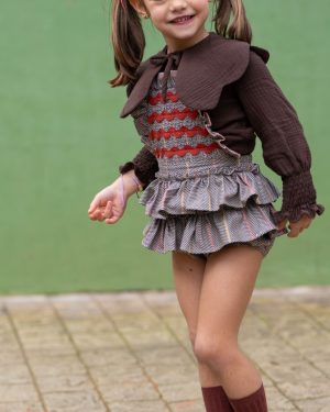 A Conjunto niña peto falda espigas marron caldera José Varón R250211